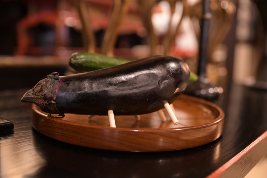 An ox made by attaching legs to an eggplant